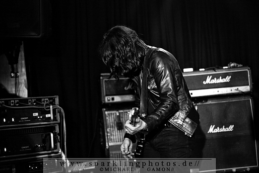2010-11-26_Dead_Guitars_-_Bild_003x.jpg