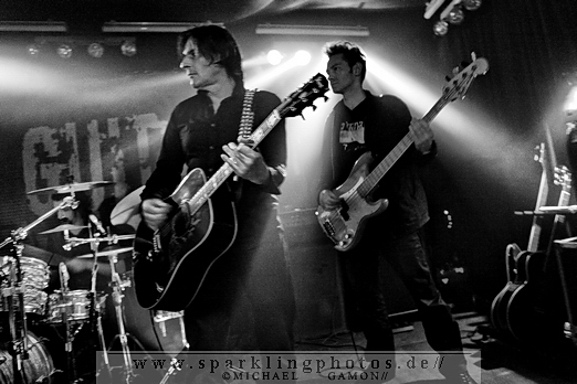 2010-11-26_Dead_Guitars_-_Bild_016x.jpg