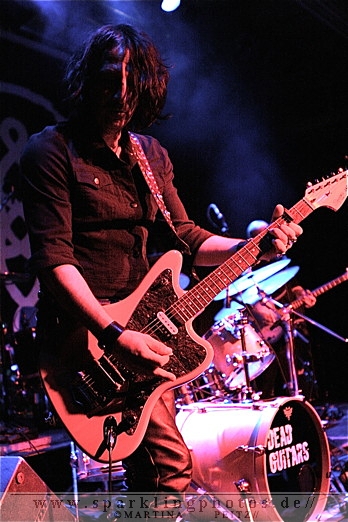 2011-11-01_Dead_Guitars_-_Bild_010.jpg