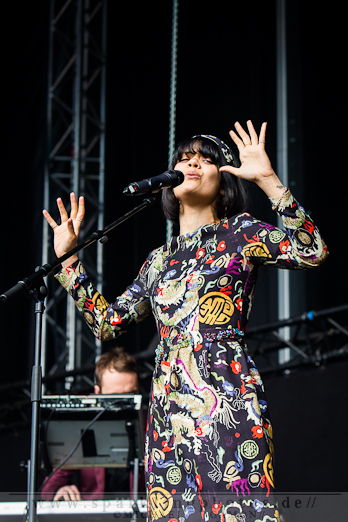 2012-06-24_Bat_For_Lashes_-_Bild_002x.jpg