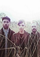 CHVRCHES covern BAUHAUS Klassiker "Bela Lugosi's Dead"