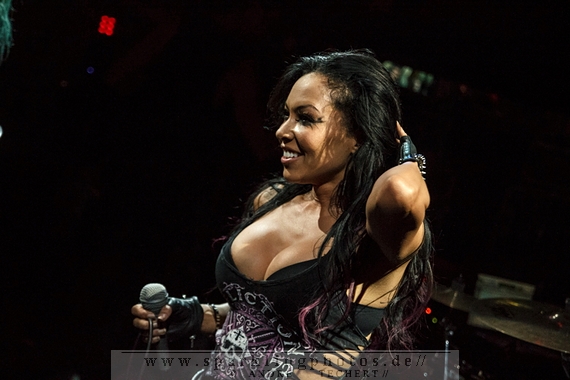 2014-02-28_Butcher_Babies_-_Bild_005.jpg