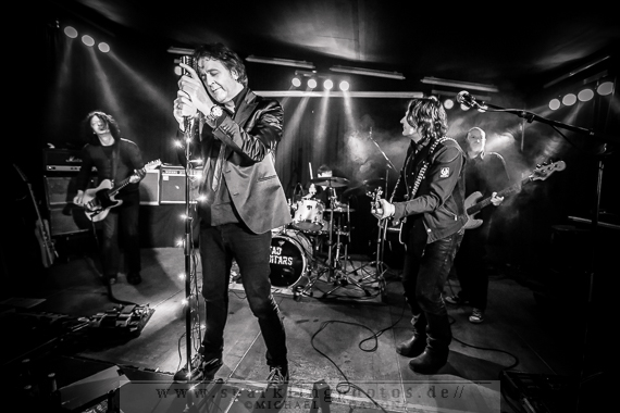 2014-12-20_Dead_Guitars_-_Bild_008x.jpg