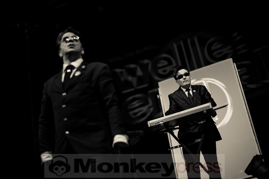 Welle: Erdball © Thomas Bunge