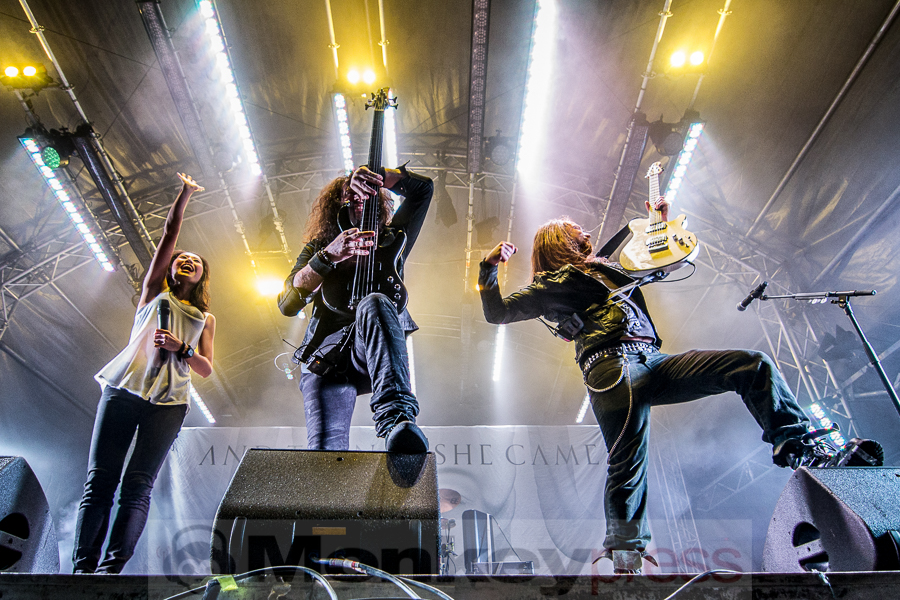 Fotos: AND THEN SHE CAME Fotos: AND THEN SHE CAME