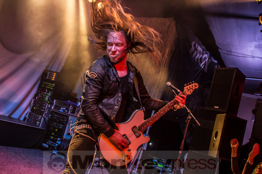Fotos: AND THEN SHE CAME