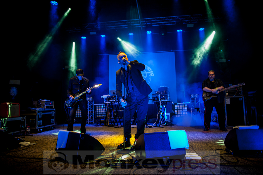 Girls Under Glass, © Thomas Bunge