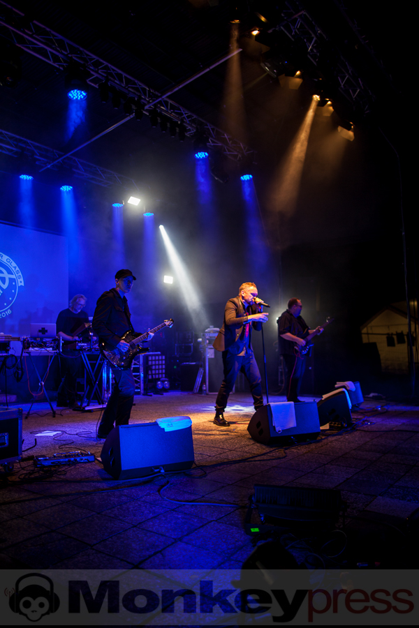 Girls Under Glass, © Thomas Bunge