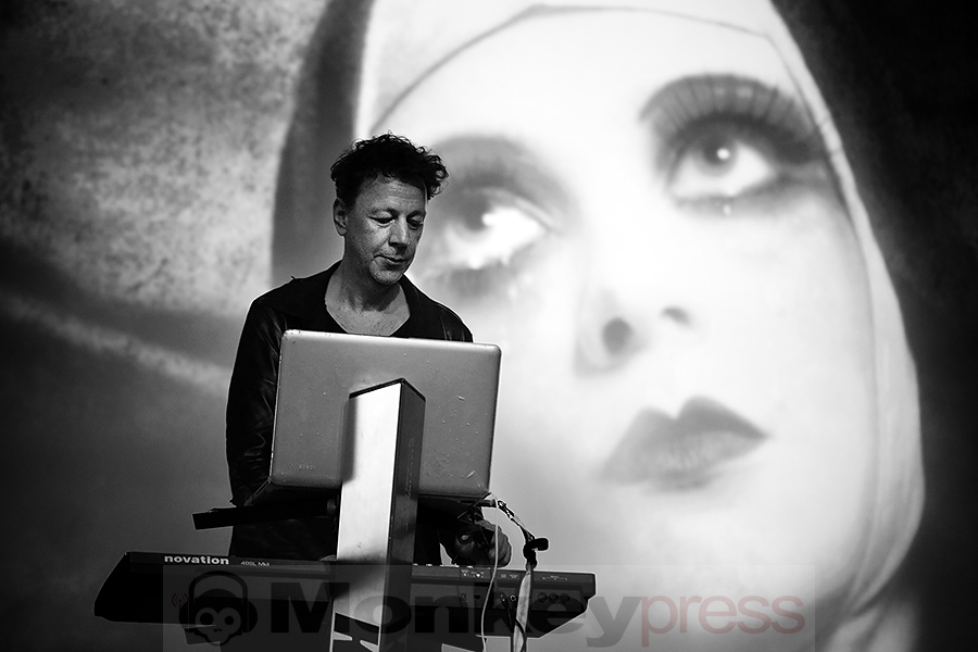 In Strict Confidence © Sandro Griesbach