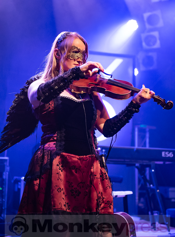 THE BEAUTY OF GEMINA @ Thomas Papenbreer