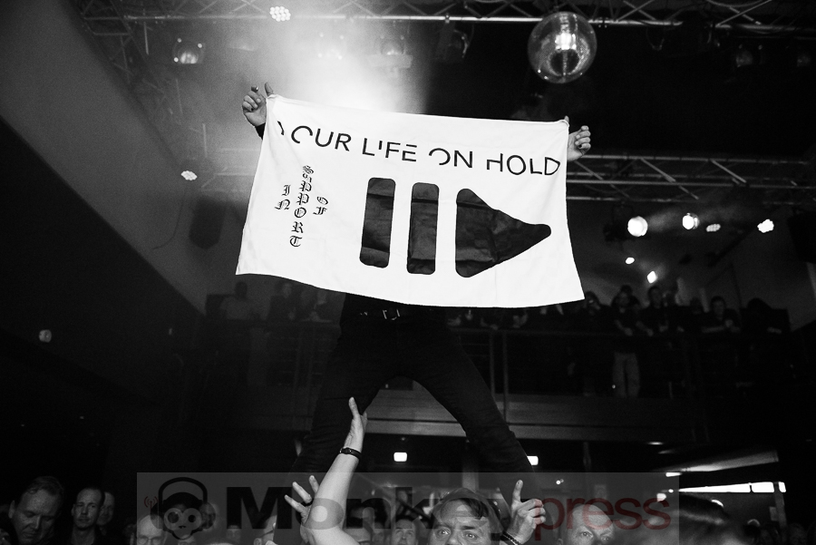 Fotos: YOUR LIFE ON HOLD