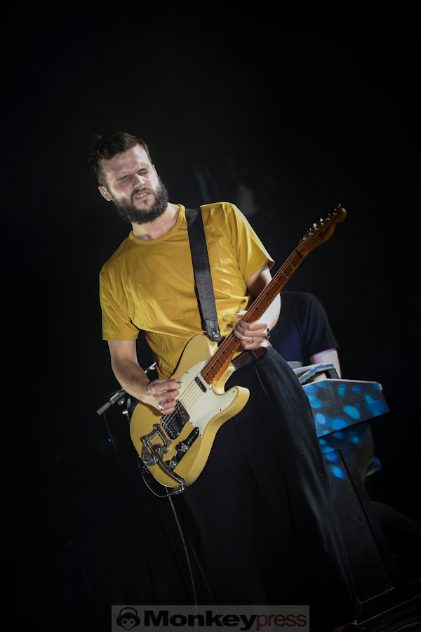 WHITE LIES © Roger Op Den Camp