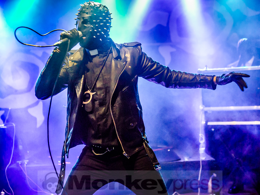 PRIEST © Dietmar Grabs