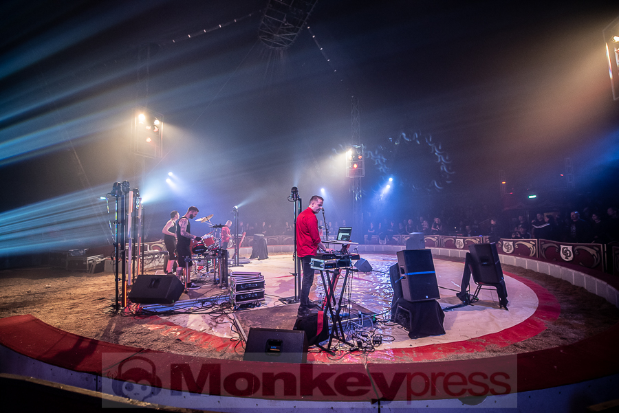 Fotos: SOLITARY EXPERIMENTS