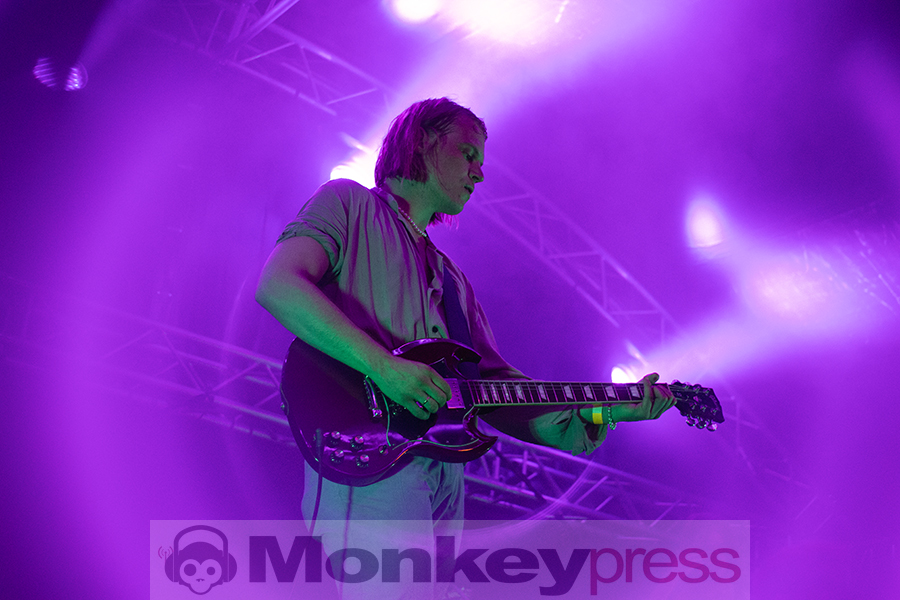 Fotos: FLYING MOON IN SPACE Fotos: FLYING MOON IN SPACE