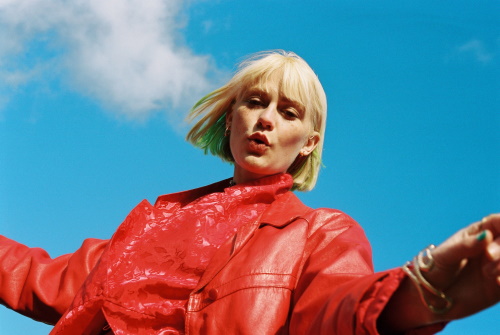 ALLI NEUMANN: die neue Single "Madonna Whore Komplex"