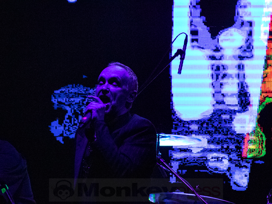 GIRLS UNDER GLASS Photo: © Alf Urbschat | OneEye-Photo