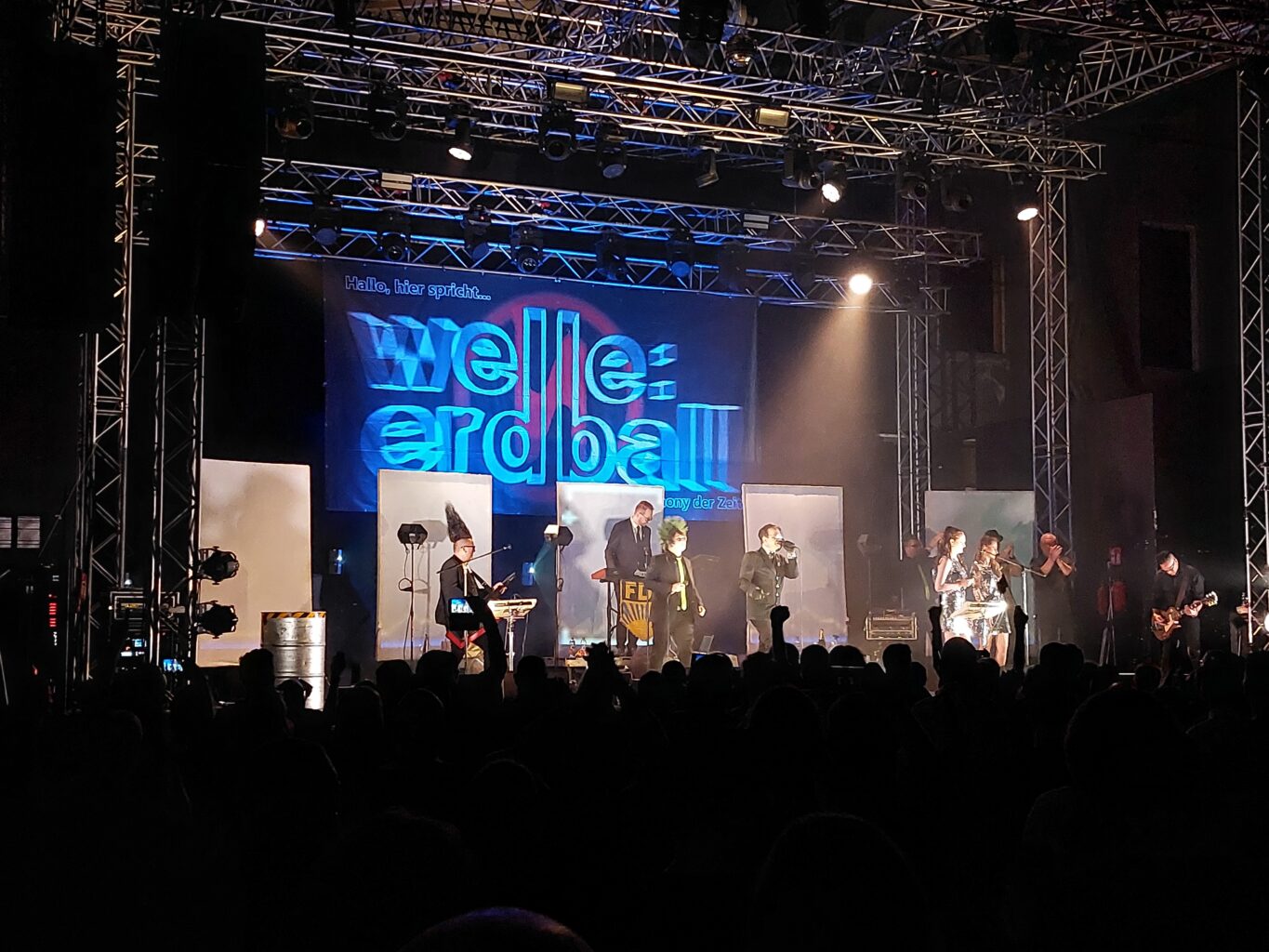 WELLE:ERDBALL & Friends: XXX Jahre Jubiläumsfestival - Oberhausen, Turbinenhalle 2 (09.09.2023)