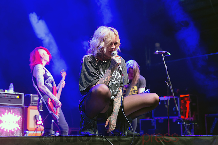 THE HEADLINES, ©Marcus Nathofer