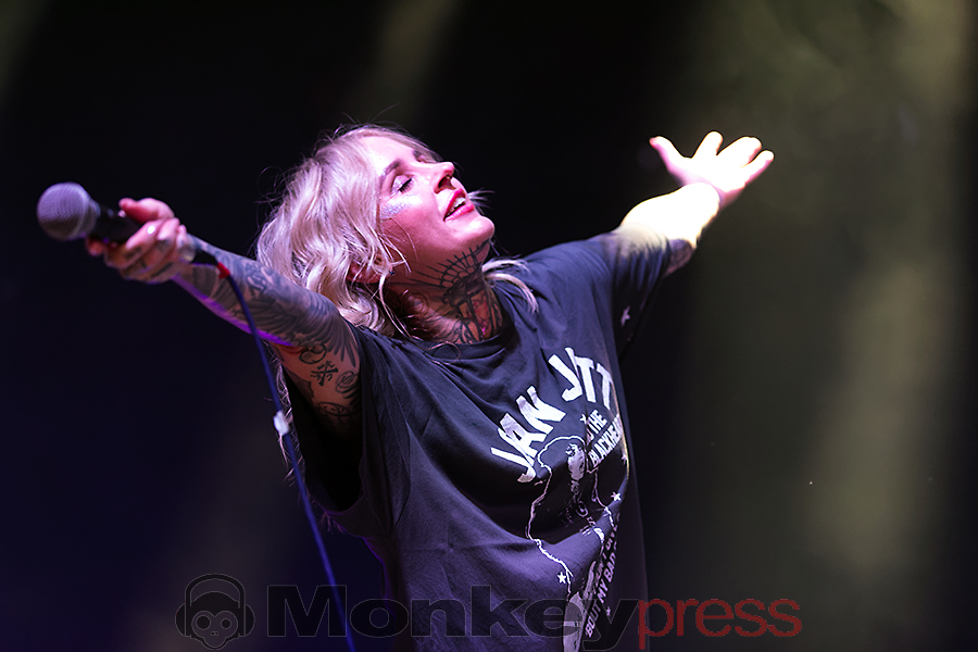 THE HEADLINES, ©Marcus Nathofer