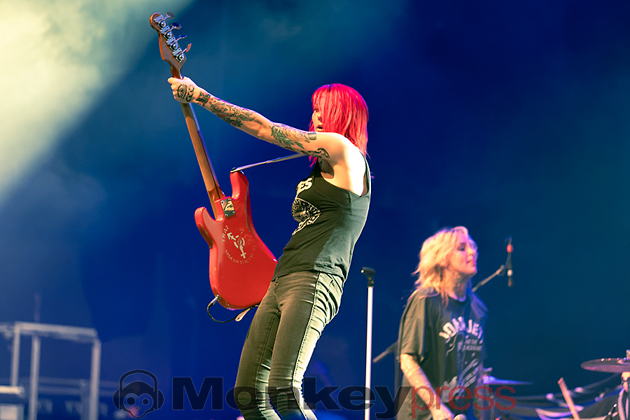 THE HEADLINES, ©Marcus Nathofer