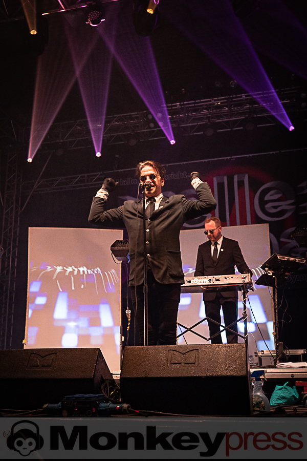 Welle: Erdball, © Thomas Bunge Welle: Erdball, © Thomas Bunge