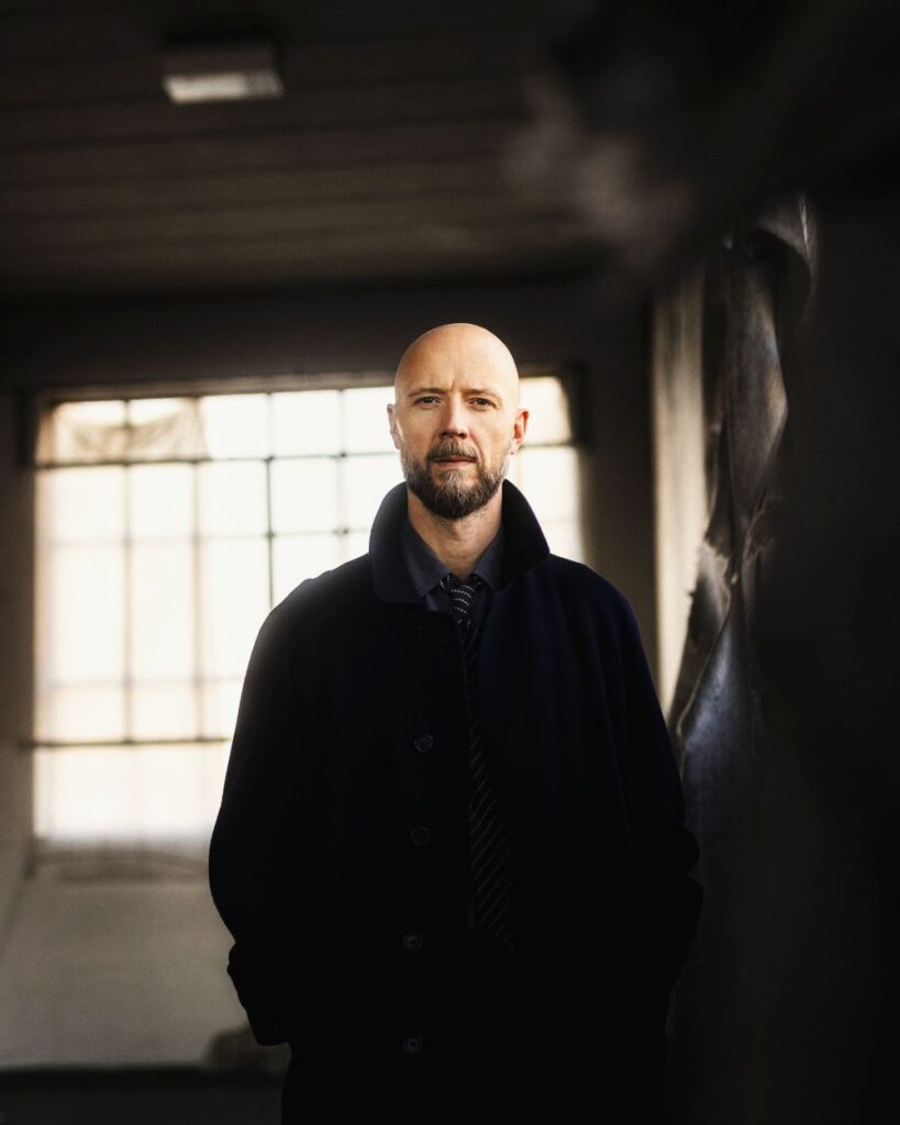SIVERT HØYEM meldet sich mit neuem Album zurück: Dancing Headlights