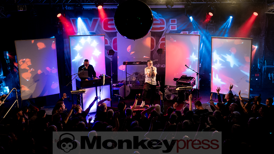 Welle:Erdball © Schwarzpixel - Carsten Zerbe