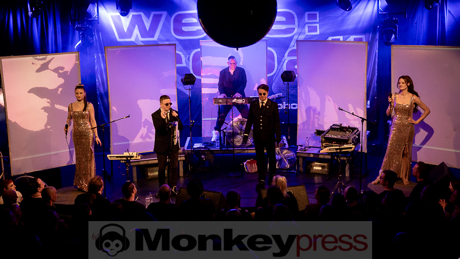 Welle:Erdball © Schwarzpixel - Carsten Zerbe