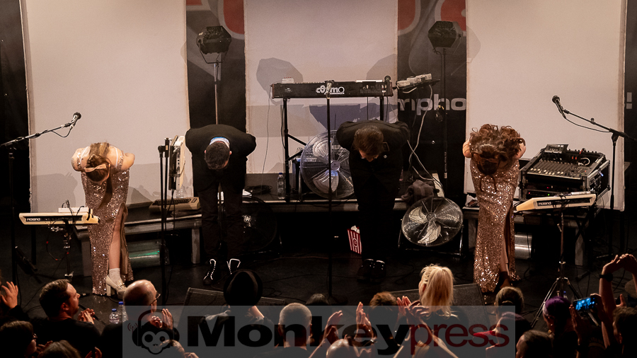 Welle:Erdball © Schwarzpixel - Carsten Zerbe