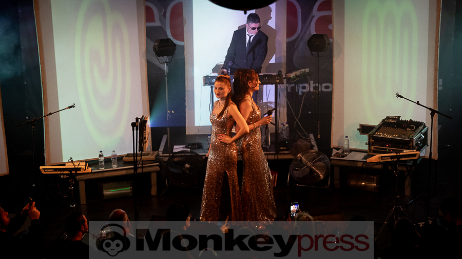 Welle:Erdball © Schwarzpixel - Carsten Zerbe