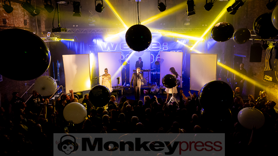 Welle:Erdball © Schwarzpixel - Carsten Zerbe