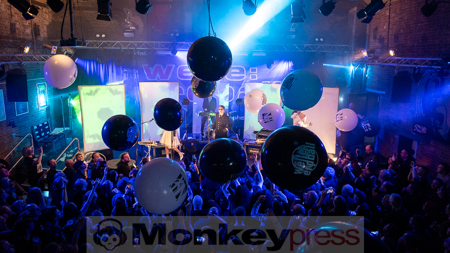 Welle:Erdball © Schwarzpixel - Carsten Zerbe