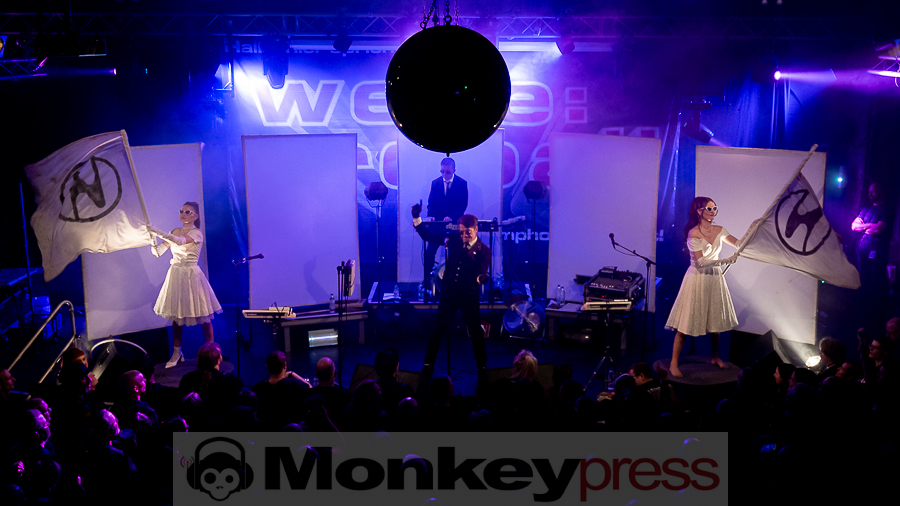 Welle:Erdball © Schwarzpixel - Carsten Zerbe