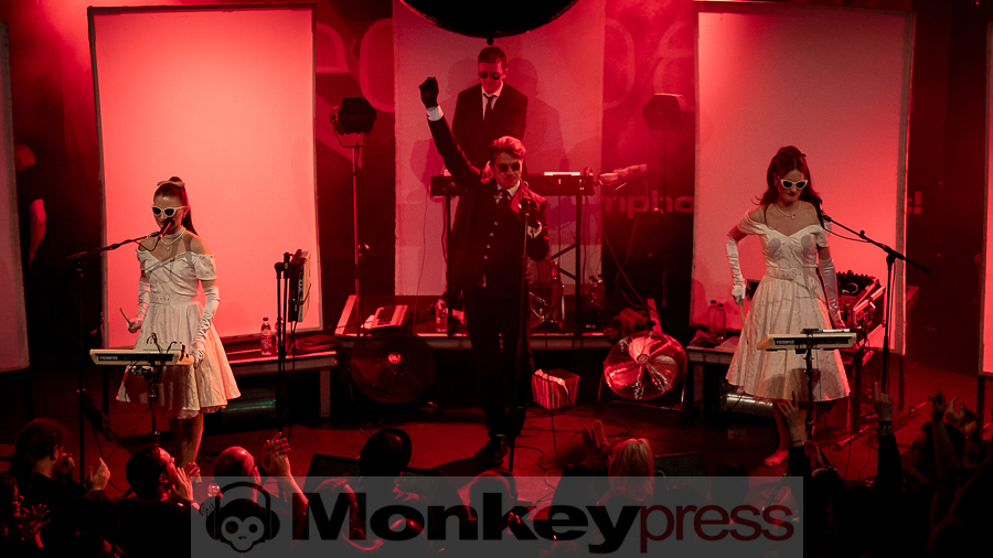 Welle:Erdball © Schwarzpixel - Carsten Zerbe