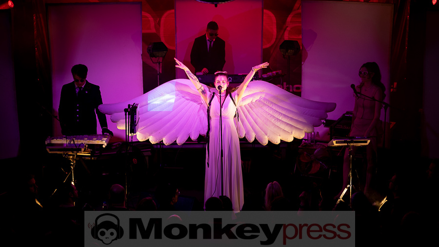 Welle:Erdball © Schwarzpixel - Carsten Zerbe