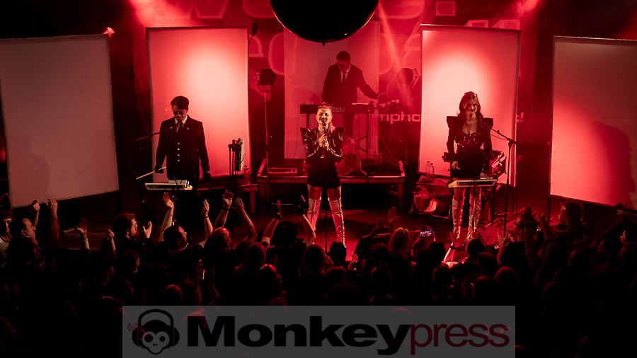 Welle:Erdball © Schwarzpixel - Carsten Zerbe