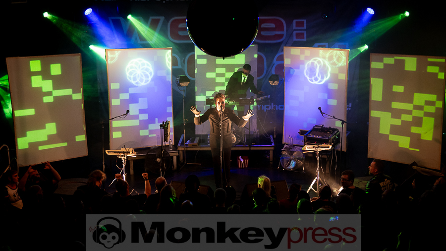 Welle:Erdball © Schwarzpixel - Carsten Zerbe