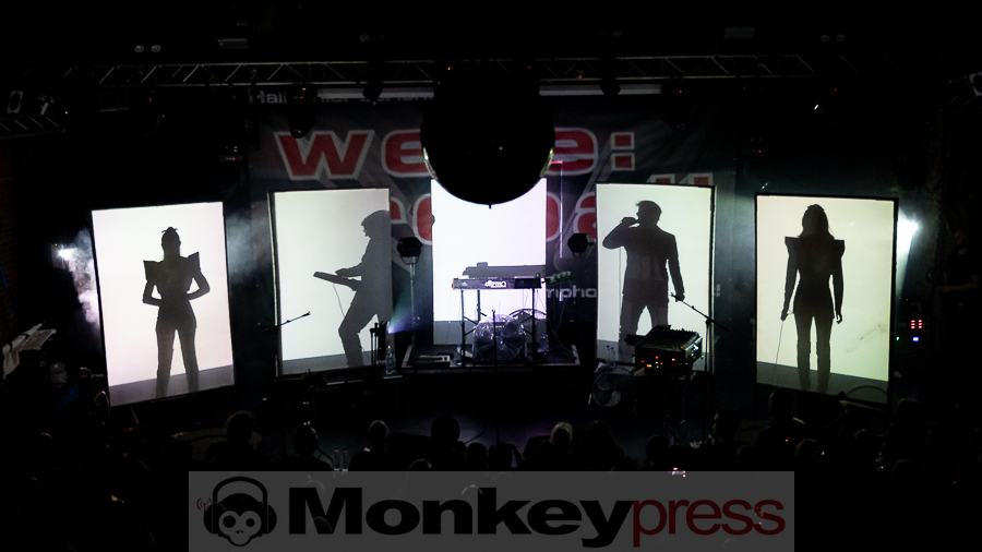 Welle:Erdball © Schwarzpixel - Carsten Zerbe