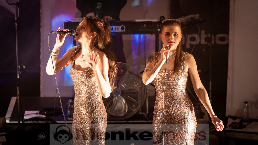 Welle:Erdball © Schwarzpixel - Carsten Zerbe