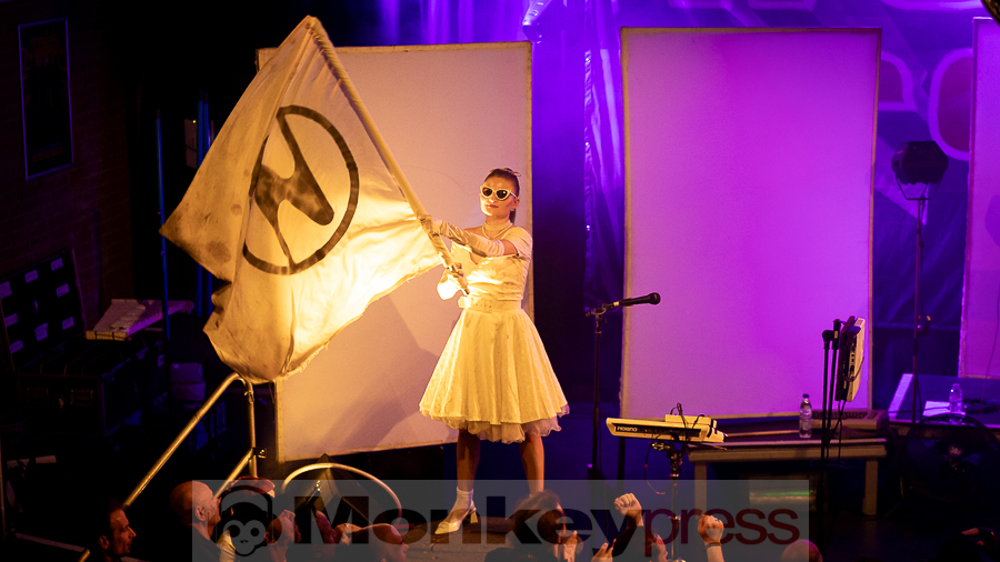 Welle:Erdball © Schwarzpixel - Carsten Zerbe