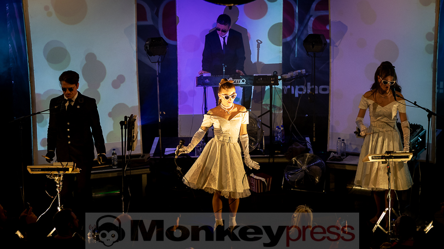 Welle:Erdball © Schwarzpixel - Carsten Zerbe