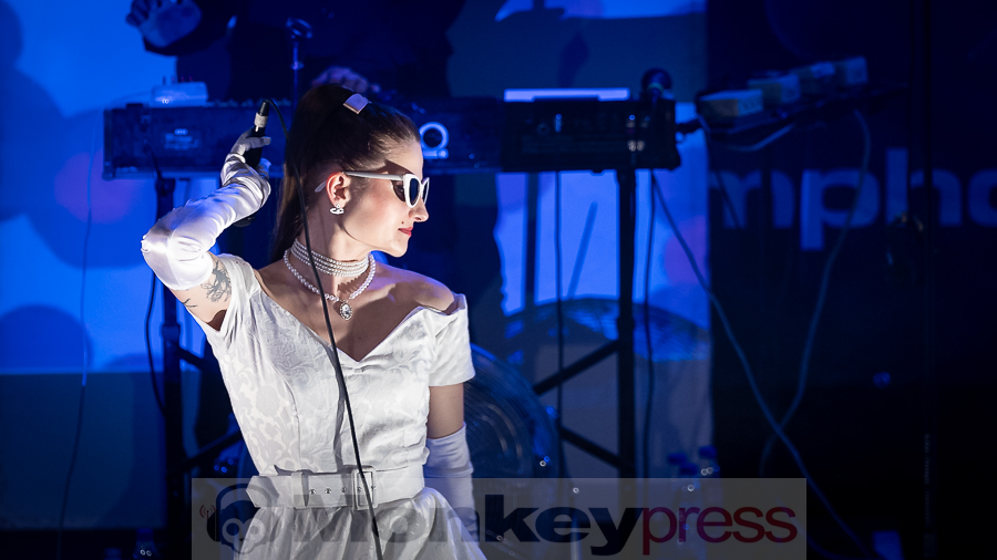 Welle:Erdball © Schwarzpixel - Carsten Zerbe