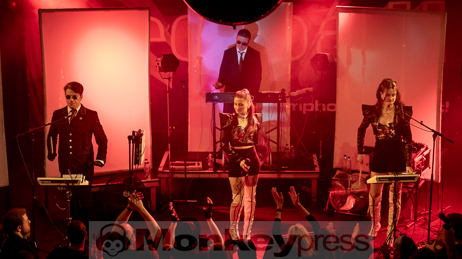 Welle:Erdball © Schwarzpixel - Carsten Zerbe