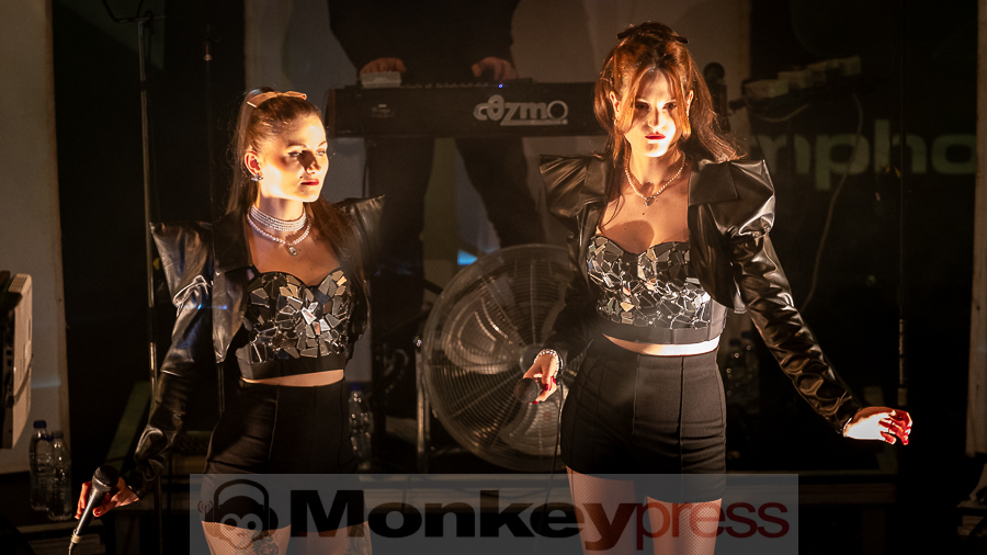 Welle:Erdball © Schwarzpixel - Carsten Zerbe