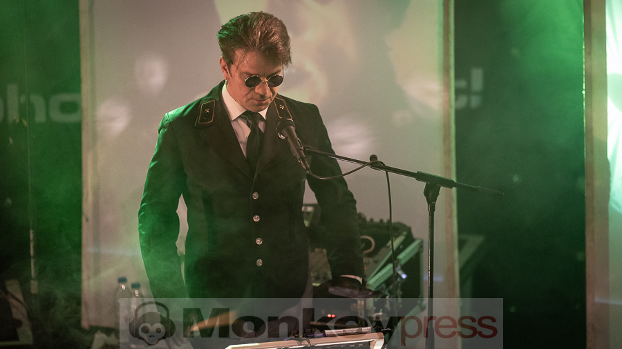 Welle:Erdball © Schwarzpixel - Carsten Zerbe