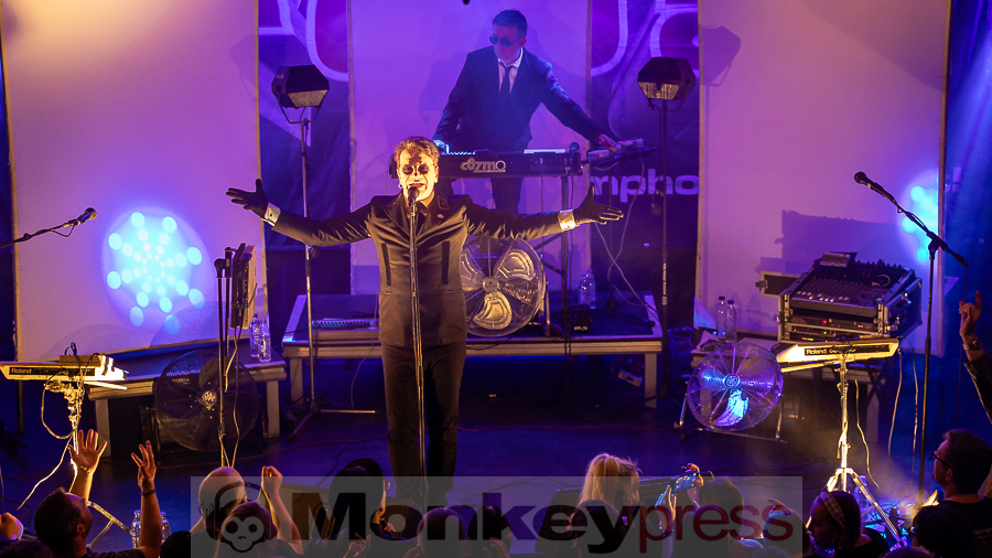 Welle:Erdball © Schwarzpixel - Carsten Zerbe