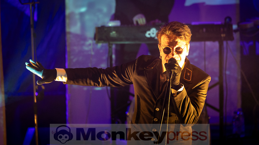 Welle:Erdball © Schwarzpixel - Carsten Zerbe