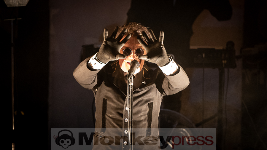 Welle:Erdball © Schwarzpixel - Carsten Zerbe