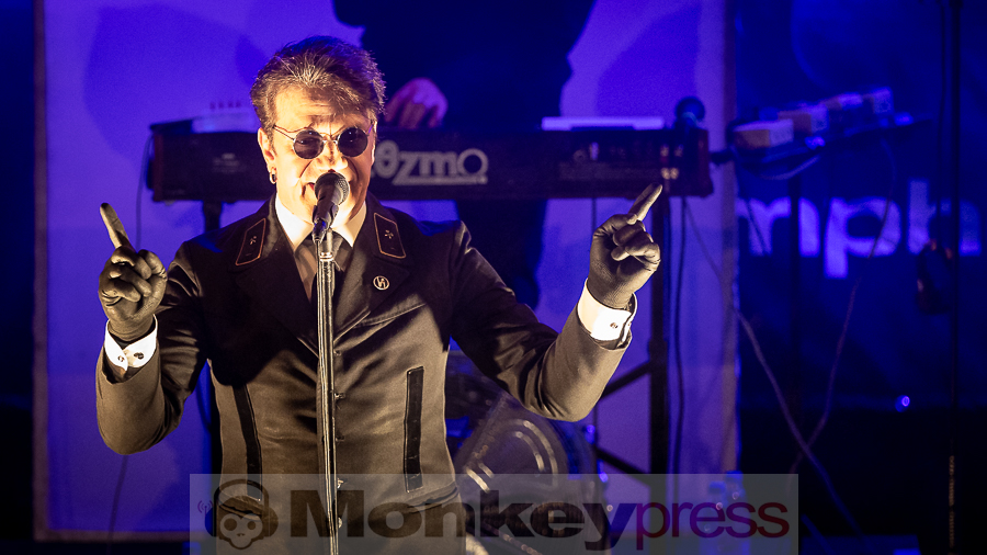 Welle:Erdball © Schwarzpixel - Carsten Zerbe